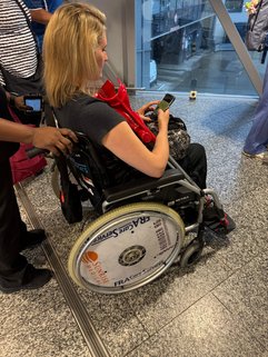 Am Flughafen mit Rollstuhl und Krücken