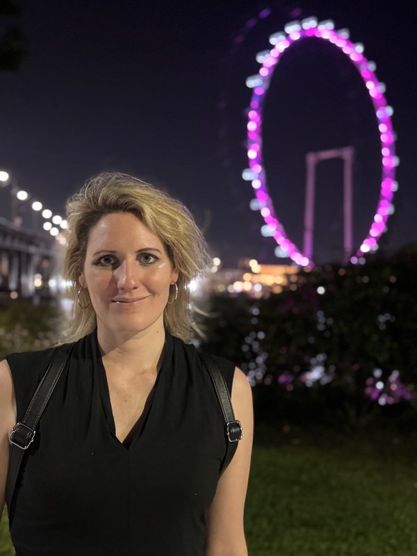 Nora vor dem Riesenrad in Singapur